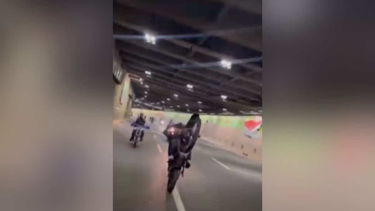 Imprudencia en el túnel mundialista: Motociclistas realizaron peligrosas maniobras