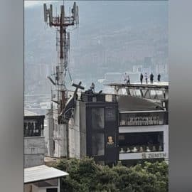 ¡Última hora! Helicóptero presentó fallas y terminó colgado en edificio de Medellín