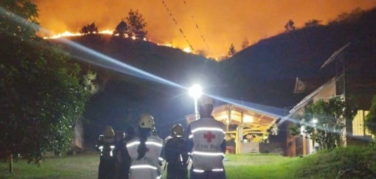 Incendio forestal en la vía Yumbo y La Cumbre habría sido provocado