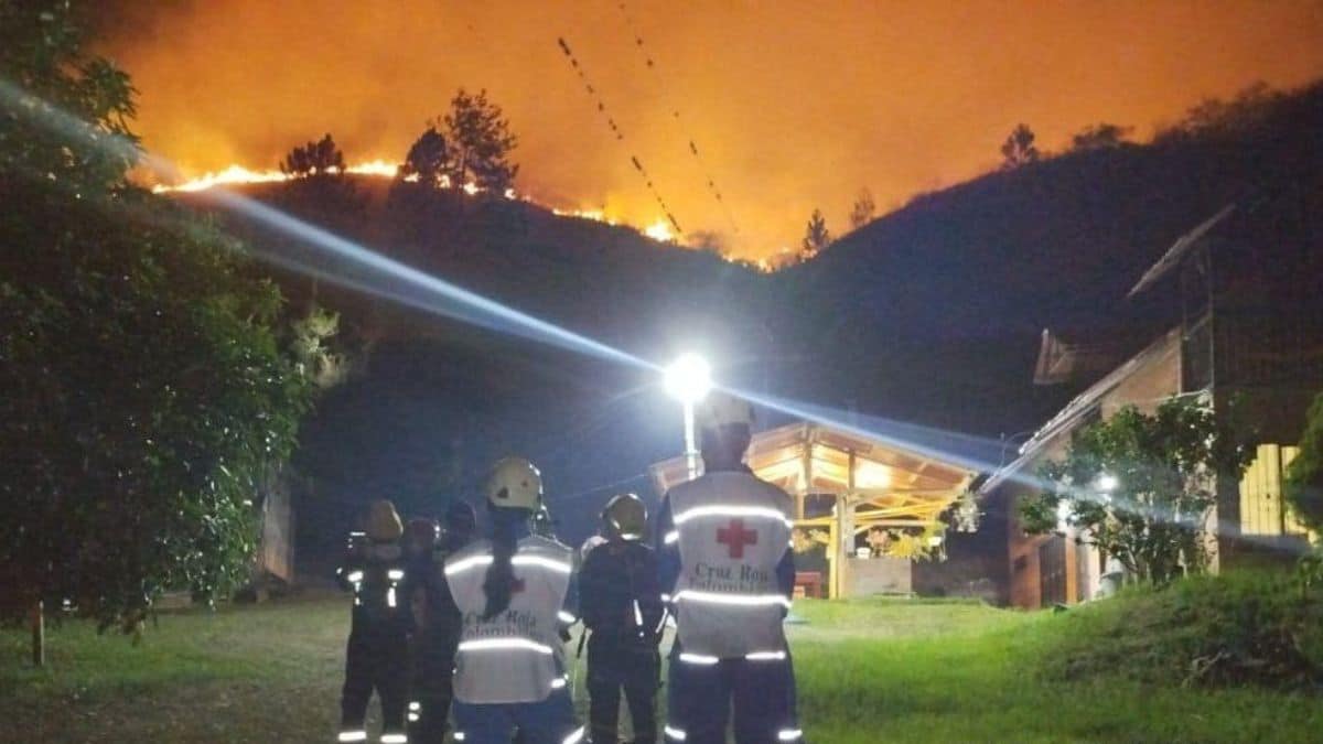 Tras intensas horas de trabajo autoridades apagaron incendio forestal en Yumbo