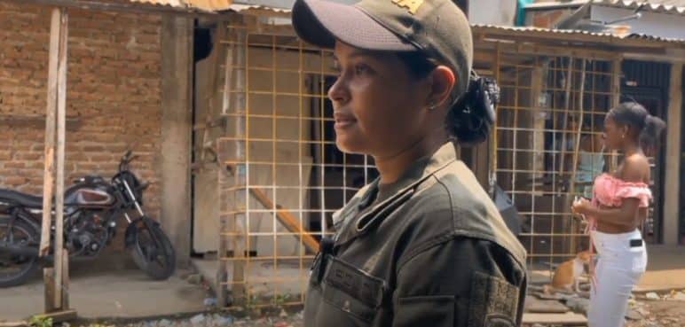 "La 'mamita' perruna y gatuna": Patrullera de Buenaventura que rescata animales