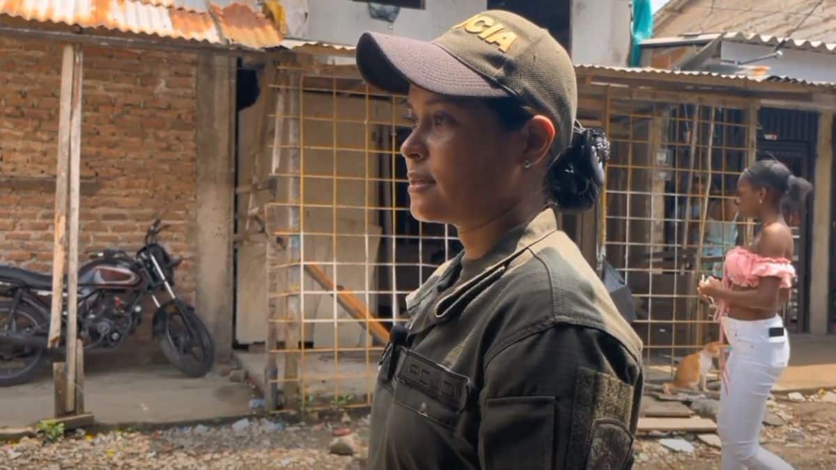 "La 'mamita' perruna y gatuna": Patrullera de Buenaventura que rescata animales