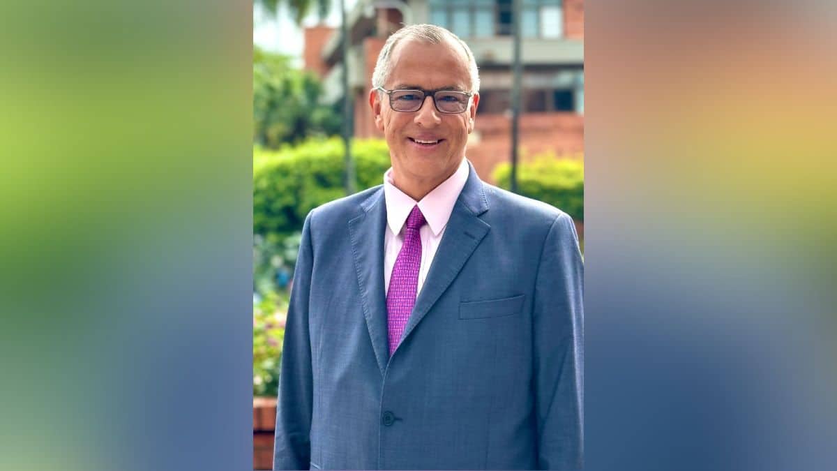 Se posesiona Diego Hernández Losada como nuevo rector de la UAO