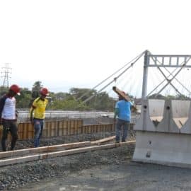 Inició la instalación del asfalto en la calzada norte del nuevo puente de Juanchito