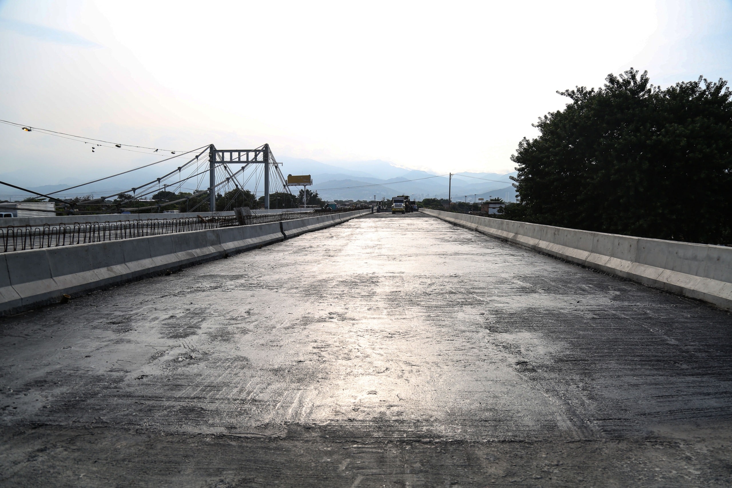 Inició la instalación del asfalto en la calzada norte del nuevo puente de Juanchito