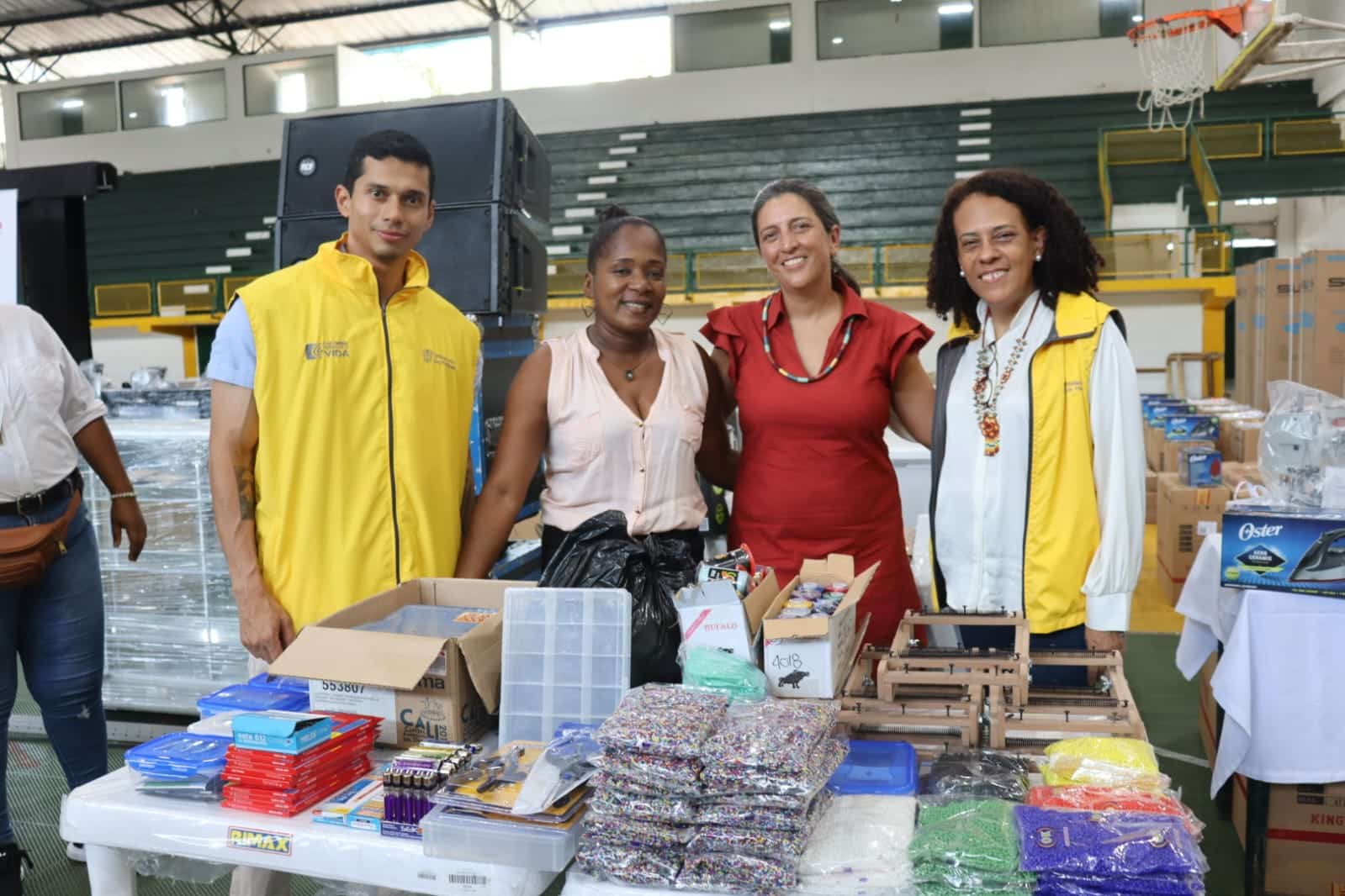 Unidad para las Víctimas entrega 300 negocios familiares en Buenaventura
