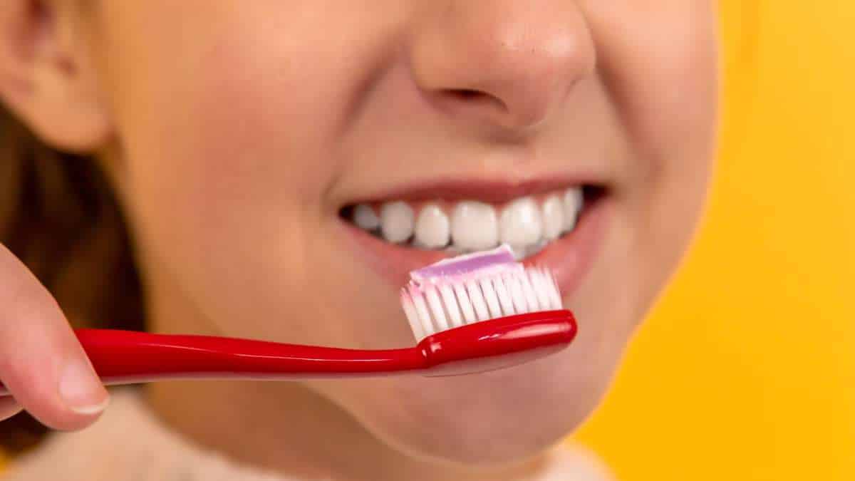 Estas son las consecuencias de no cepillarse los dientes en las noches