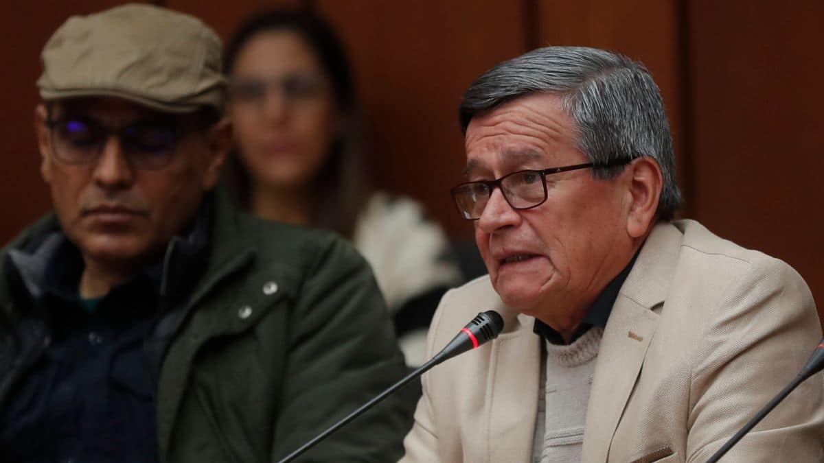 Álvaro Uribe responde a Petro tras críticas por la 'vaca' para las vías de Antioquia
