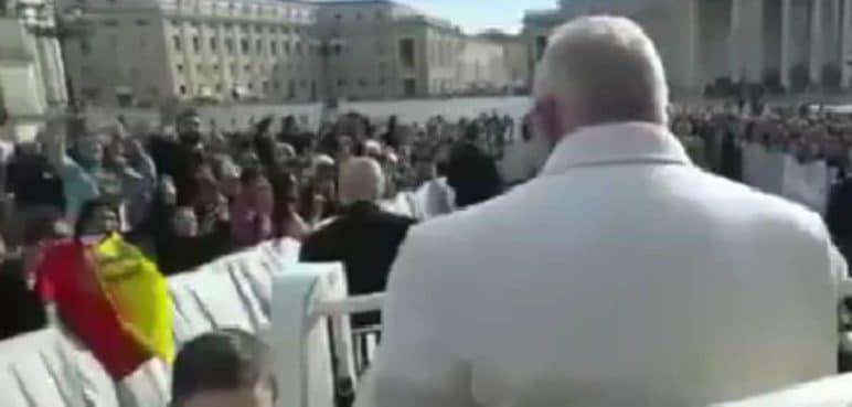 Video: El tierno momento en el que un niño le da una camisa del Pereira al Papa Francisco