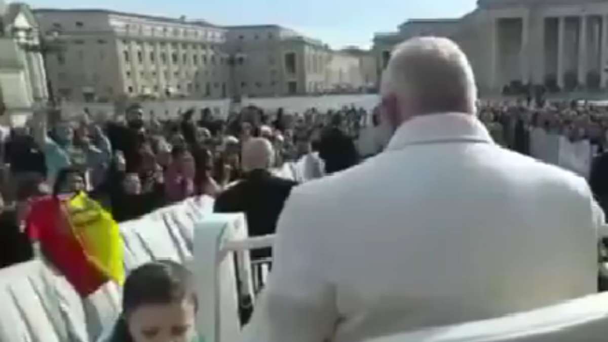 Video: El tierno momento en el que un niño le da una camisa del Pereira al Papa Francisco
