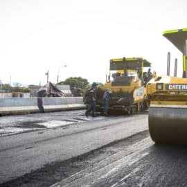 Inició la instalación del asfalto en la calzada norte del nuevo Puente de Juanchito