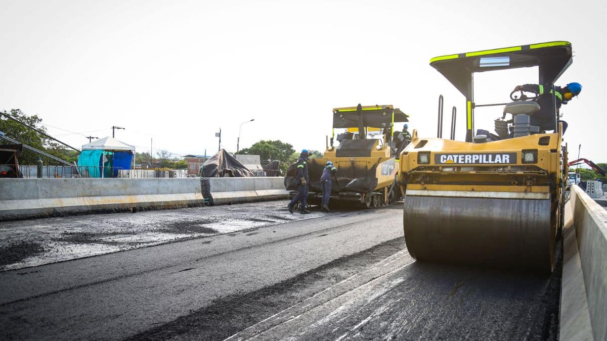 Inició la instalación del asfalto en la calzada norte del nuevo Puente de Juanchito