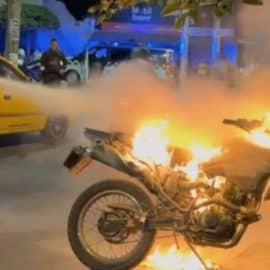 Hombre incineró su motocicleta en medio de un operativo de tránsito en Tuluá, Valle
