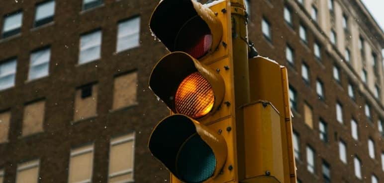 ¿Pasarse un semáforo en amarillo genera multa? Esto es lo que dice la norma