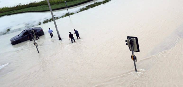 Aleta en Dubái: Lluvias e inundaciones paralizan aeropuertos y carreteras