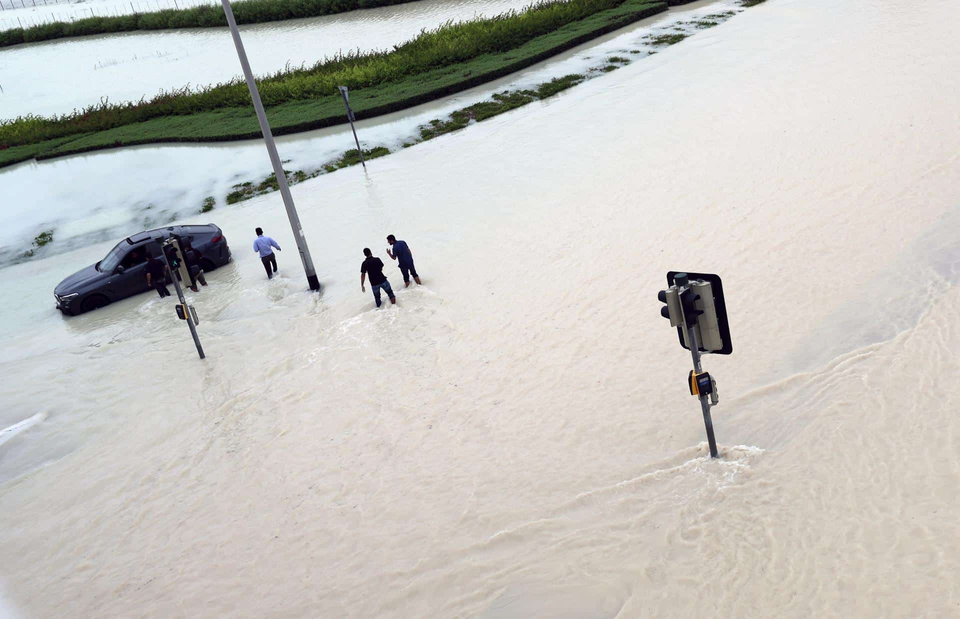 Alerta en Dubái: Lluvias e inundaciones paralizan aeropuertos y carreteras