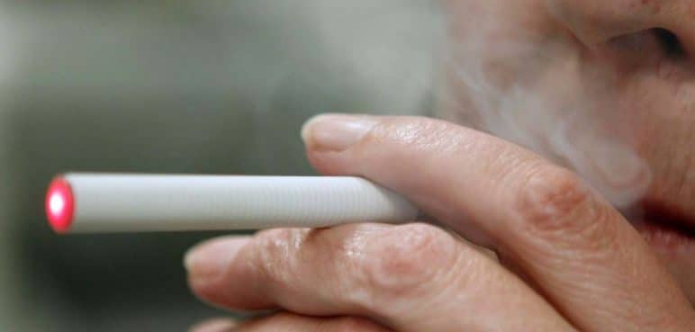 Fumadores de "vape" enfrentarían nuevos riesgos de salud; el corazón el más afectado