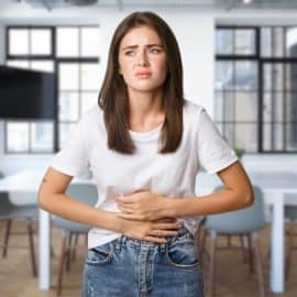 ¿Por qué se nos inflama el estómago? Estas son las causas y algunas recomendaciones