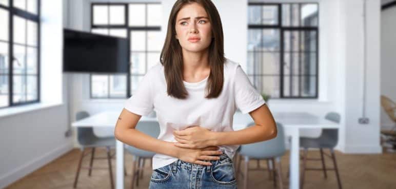 ¿Por qué se nos inflama el estómago? Estas son las causas y algunas recomendaciones