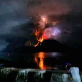 Alerta en Indonesia: Advierten sobre posible tsunami tras erupción de volcán