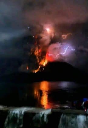 Alerta en Indonesia: Advierten sobre posible tsunami tras erupción de volcán