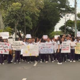 Estudiantes del colegio José María Carbonel en Cali protestan por falta de docentes