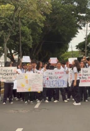 Estudiantes del colegio José María Carbonell en Cali protestan por falta de docentes