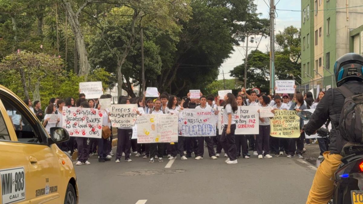 Estudiantes del colegio José María Carbonell en Cali protestan por falta de docentes