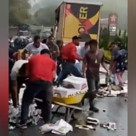 Roban varias botellas de cerveza tras volcamiento de camión en Rosas, Cauca