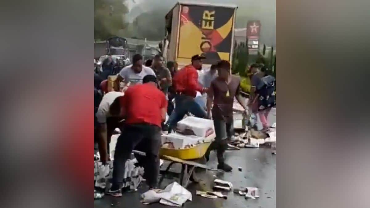 Roban varias botellas de cerveza tras volcamiento de camión en Rosas, Cauca