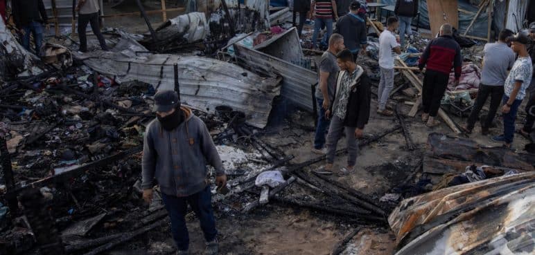 Ataque israelí contra campo de refugiados dejó decenas de muertos en Rafah
