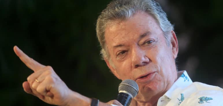 "Usar el acuerdo de paz para convocar una constituyente es absurdo": Santos a Petro