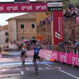 Tres colombianos en top 10 del Giro de Italia: Pelayo ganó séptima etapa