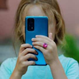 ¿Se debe prohibir el uso de celulares en los colegios de Cali?