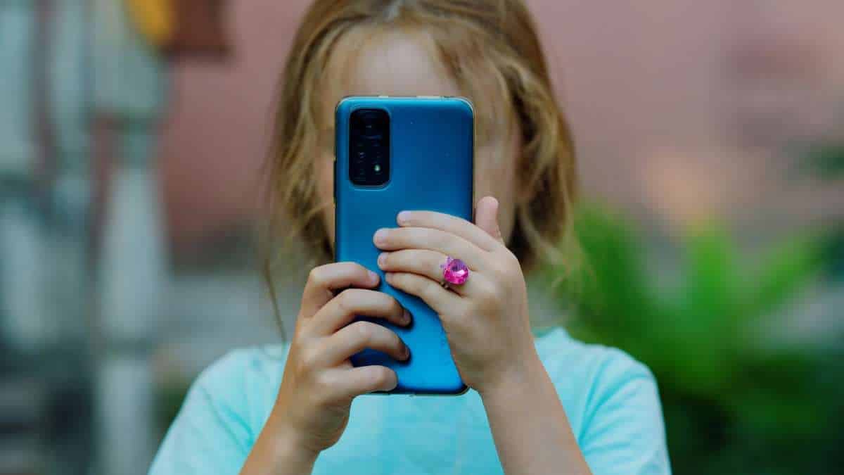 Más de 20 colegios privados prohibirán el uso de celulares en sus instalaciones