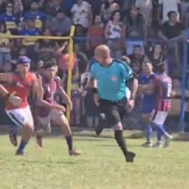 Video: Árbitro casi es linchado en un partido de liga regional