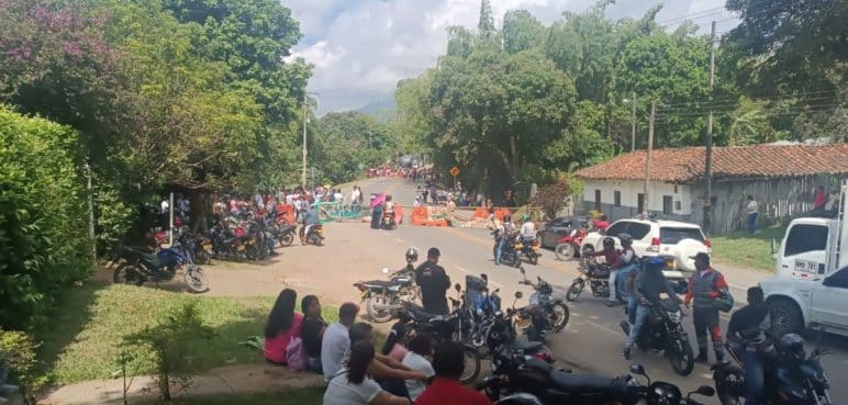 Se registra bloqueo en la vía Panamericana en zona rural de Santander de Quilichao