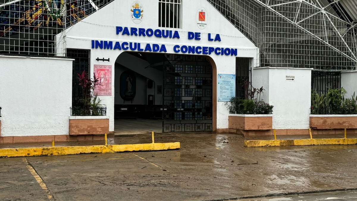 Inundación en iglesia del barrio Los Álamos al norte de Cali por fuertes lluvias