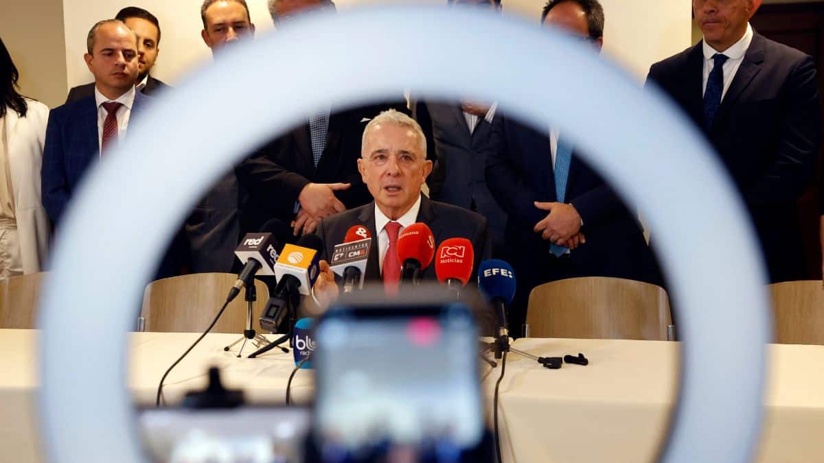 Expresidente Álvaro Uribe es acusado formalmente por la Fiscalía por tres delitos