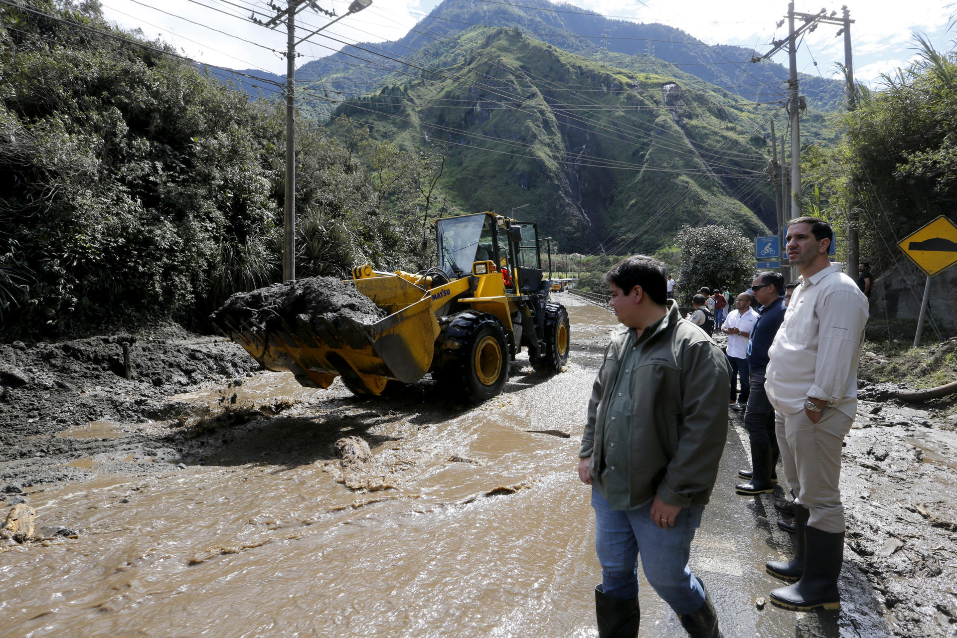 Asciende a 14 la cifra de fallecidos por emergencias tras fuertes lluvias en Ecuador