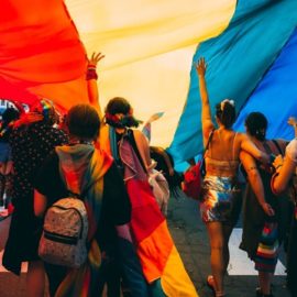 ¿Por qué en junio se conmemora el mes del orgullo LGBTQ+?