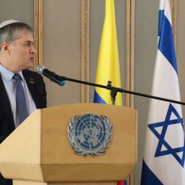 El embajador de Israel sale de Colombia tras casi dos meses de ruptura de relaciones
