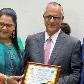 Palmira condecoró a Diego Hernández Losada, rector de la Universidad Autónoma de Occidente