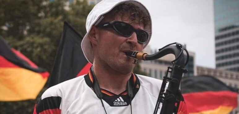 Video: Él es Andre Schnura, el saxofonista que anima la Eurocopa a ritmo colombiano