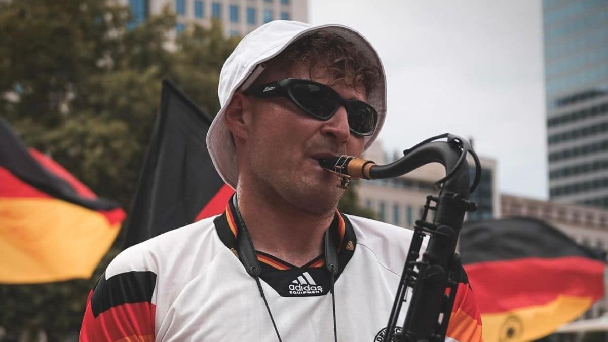 Video: Él es Andre Schnura, el saxofonista que anima la Eurocopa a ritmo colombiano