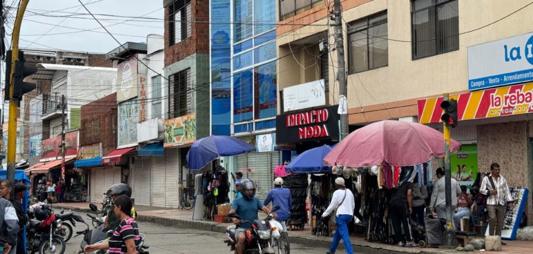Hallan cilindro con posible material explosivo en vía rural de Jamundí