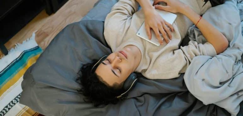 ¿Es bueno o malo? Estudios revelan si dormir con música es beneficioso