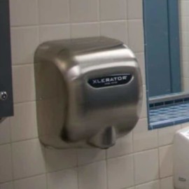 ¿Por qué no debería utilizar secador de aire en los baños públicos?