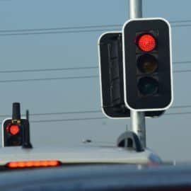 Tenga cuidado: El semáforo intermitente en rojo puede ser un peligro