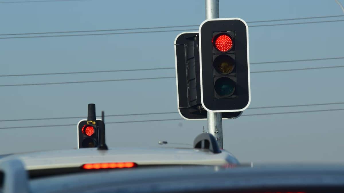 Tenga cuidado: El semáforo intermitente en rojo puede ser un peligro